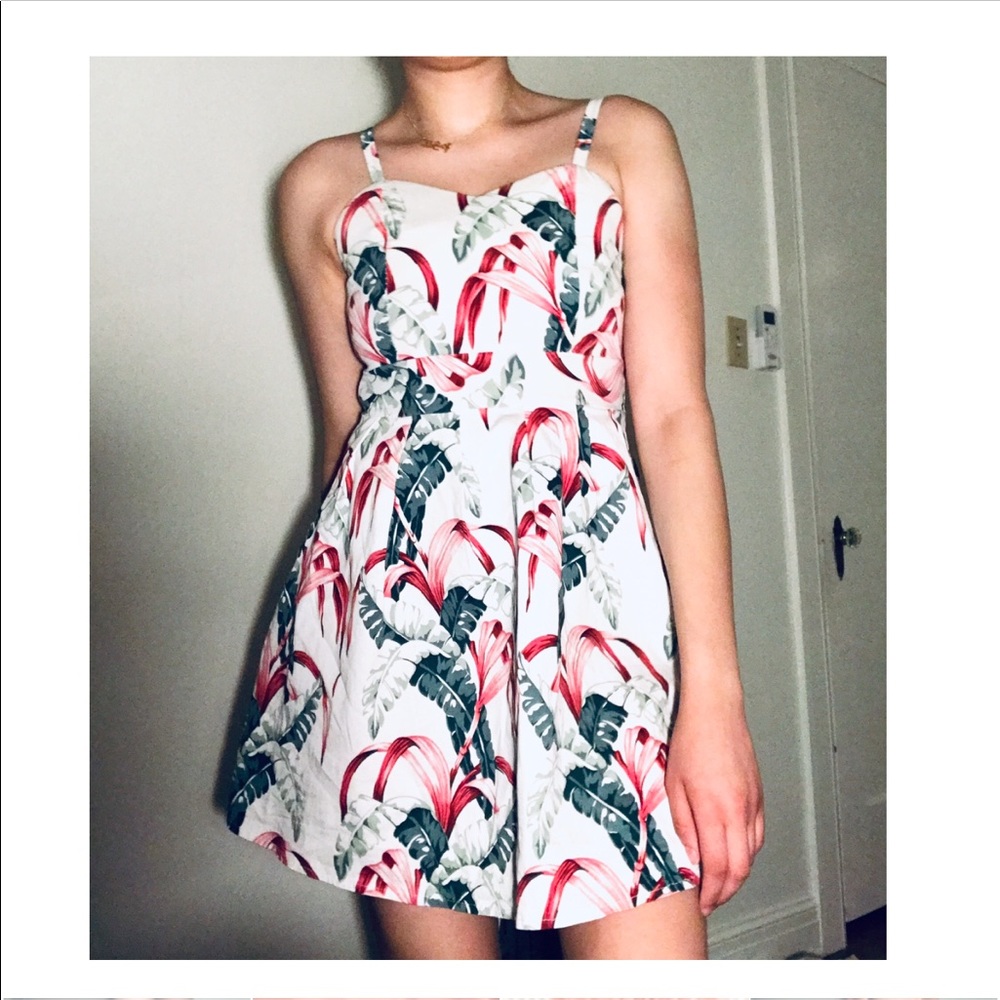 Gorgeous floral sundress, SUPER FLATTERING 💞